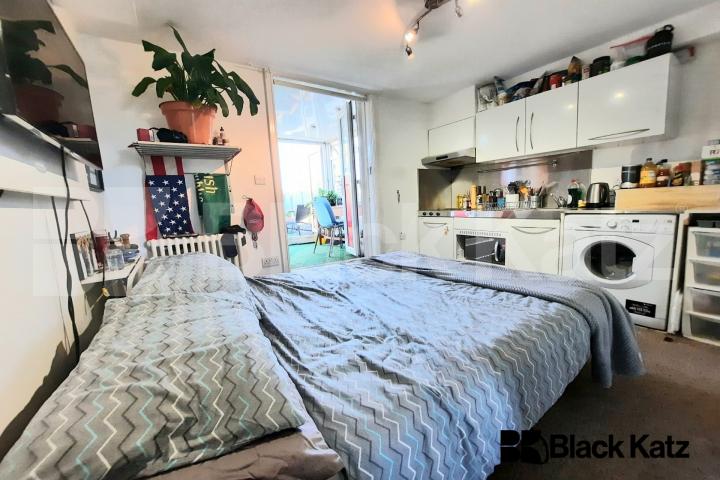 Modern Studio With Terrace & all Bills Included Lavender Hill , Clapham Junction 